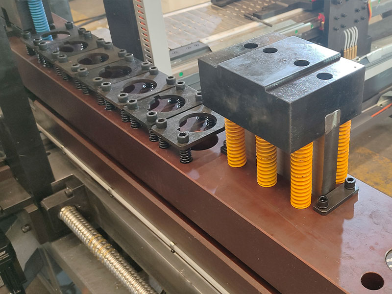 HQ600-S-8P CNC Copper busbar delme makinesi